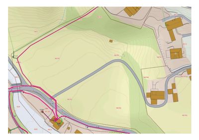 Situasjonsplan som viser topografi (høydekurver), eiendomsgrenser, veier og plassering av bygninger på et område.