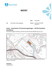 Bildet viser et utsnitt av en situasjonsplan for et område i Kvam (Busdalen). Planen illustrerer topografi, eiendomsgrenser, og en planlagt bygning (klubbhus) med tilkomstveg.