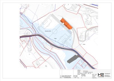 Situasjonsplan som viser tomtens beliggenhet i forhold til omgivelsene, inkludert høydekurver, vei, elv og naboeiendommer.