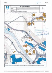 Situasjonskart som viser tomtens beliggenhet, omgivende bebyggelse, vegnett og terrengforhold.