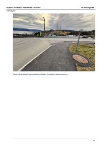 Fotografi av en støybekant som avskjer en flaumveg i Skårdalsvegen.