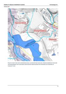 Tegning som viser situasjonsplan med topografi, vannløp, og plassering av planlagt klubbhus i forhold til avrenningssoner.