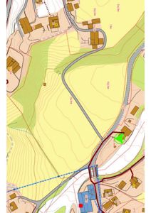 Situasjonsplan som viser tomtens beliggenhet i forhold til nabolag, vei, terrengforhold (konturlinjer) og eiendelsnummer.