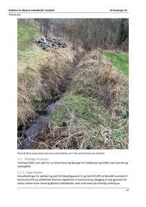 Fotografi av en åpen kanal/bekk med hevdeterreng, sett fra Sisetevegen og oppover, som er en del av en teknisk plan for et klubbhus.