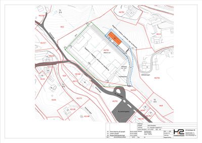 Situasjonsplan som viser tomtens grenser, naboeiendommer, veier, høydemålerlinjer og plassering av nye bygninger (gule bokser) og parkeringsplasser.