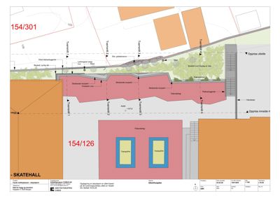 Situasjonsplan som viser bygningens plassering i forhold til naboeiendommer, gater (Tversgata 1-4), og omgivelser som hekk, murer og trapp. Planen inkluderer også oppriss for utside og innside.