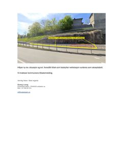 Fotografi av en situasjon med en steil bakke, en vei og et hus i bakgrunnen. Bildet inneholder også håndtegnede markeringer (gule og røde linjer) og tekst som peker på 'kantblokke rundt nettstasjon'.