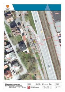 Situasjonsplan med ortofoto som viser tomt, vei, naboeiendommer og plassering av Tesla Supercharger.