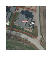 Satellittbilde (flyfoto) av eiendom med overlagte røde linjer som markerer eiendomsgranser og en nummerering (303/1837.0).