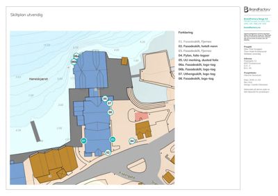 Situasjonsplan som viser plassering av ulike skilt (fasadeskilt, pylon, logo-skilt) på en tomt med omgivende infrastruktur.