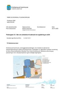 Situasjonsplan som viser eiendommen i Fiskergata 12, bygningenes plassering, skiltene og omgivelsene (Havneleiet, vann).