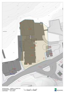 Situasjonsplan som viser tomtens form, høydemålerlinjer (konturlinjer), nabobebyggelse, veier og eksisterende bygninger med deres arealnummer.