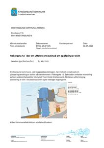 Situasjonsplan som viser eiendommen Fiskergata 12, bygningers plassering og skiltlokasjoner.