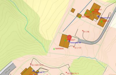 Kart med topografiske kurver, vei, og bygningsplasseringer med adresser (Holoveien 39, 35, 71).