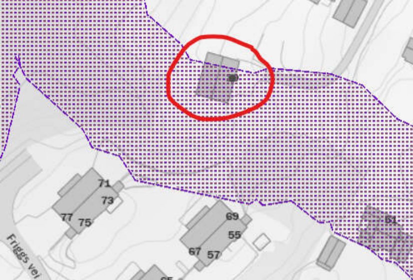 Kartutsnitt som viser et område med tomtegrenser (lilla prikket mønster) og flere bygninger med nummerering. En bygning er markert med en rød sirkel.