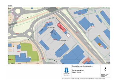 Situasjonsplan som viser eiendomsgrenser, bygninger, veier og planlagt plassering av nye bygg på en tomt.