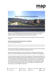 Fotografi av et eksisterende bygg og omgivelsene, med en annotasjon som peker på et gjerde og fundament langs eiendomsgrensen.