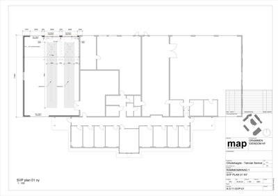 Etasjeplan (SVP plan 01 ny) som viser romfordeling, døråpninger, søyler og mål på en bygning.