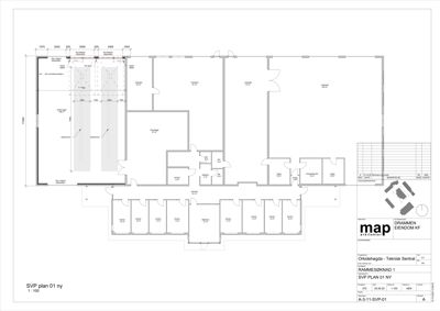 Etasjeplan (SVP plan 01 ny) som viser romfordeling, veggposisjon, dører og mål for en bygning.