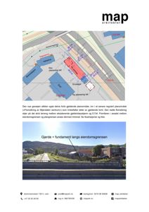 Situasjonsplan som viser eiendomsgrenser, nabobygninger (Helsehus, Brannstasjon), og planlagt plassering av en ny garasje.