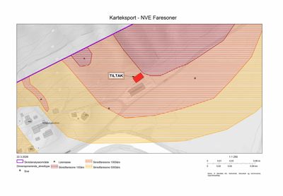 Kart som viser skredfaresoner (NVE) for et område, med en markert tomt og et tiltak.