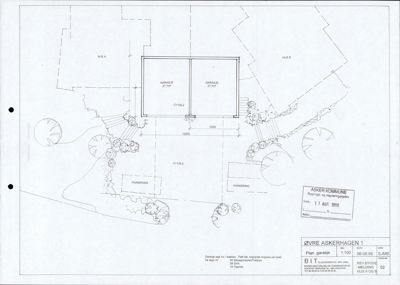 Situasjonsplan som viser tomtens form, plassering av hus (Hus A og B), garasje, parkeringsplasser, trapper og terrengforhold.