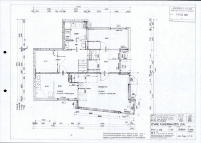 Etasjeplan (PLAN 1 og PLAN 2) for en bolig i Øvre Askerhagen, som viser romfordeling, mål på vegger og dører.