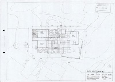 Etasjeplan (Plan 1. etasje) for en bygning ved Øvre Askerhagen 1, med romfordeling, mål og arealoppdelinger.