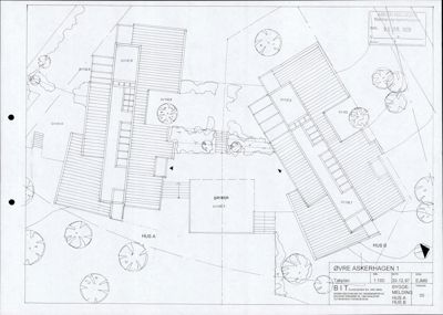 Situasjonsplan som viser to hus (HUS A og HUS B), en garasje, trapper, terrengkurver (C=...) og vegetasjon på tomten.