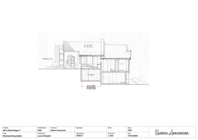 Snittegning (Snitt A) av en bygning som viser romfordeling, takhøyder og konstruksjonsdetaljer.