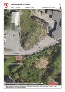 Satellittbilde (flyfoto) av et område med overlagte tegninger som viser eiendomsgrenser, gater og en markert utkjøringsplass.