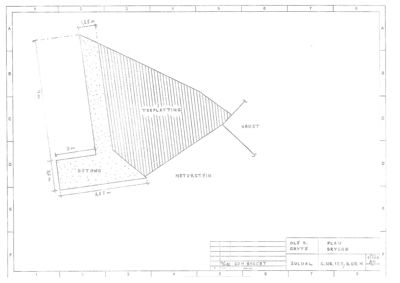 Situasjonsplan som viser detaljer for en brygge, inkludert oppriss av treplatting, naturstein og betong, samt dimensjoner og plassering.