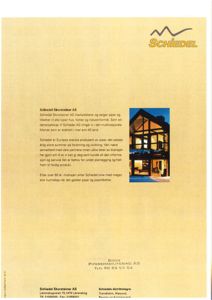 Fotografi av en moderne hytte eller villa med store vinduer og etasjer, brukt som illustrasjon i en markedsføringsbrochure for Schiedel.