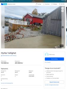 Fotografi av en rød hytte ved vannet, tatt fra en leilighetsannonse på Finn.