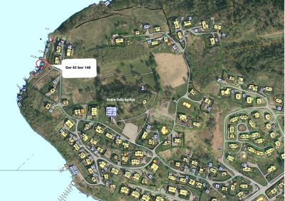 Flyfoto eller satellittbilde av et område med overlagte bygningstegninger, veier og eiendomsinndeling (gnr/bnr).