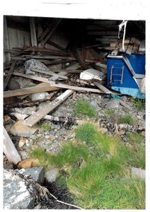 Fotografi av en ulykkelig byggeplass eller et område med opprinnelig materialer, som ligger i ruiner eller er kastet bort.