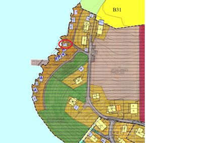Situasjonsplan som viser tomtens plassering i forhold til nabolag, vei og kystlinje.