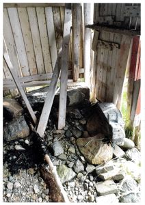 Fotografi av en utendørs struktur med steiner og treverk