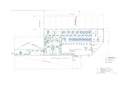 Etasjeplan med romnummerering og flytetrekk (piltrekk) for en bygning.