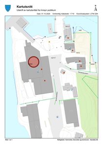 Kartutsnitt (situasjonskart) som viser tomt, bygninger, veier og terrengforhold.