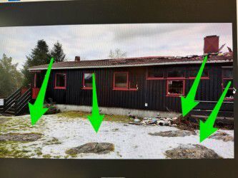 Fotografi av en eksisterende bygning med snø på bakken og grønne piler som peker på spesifikke områder.