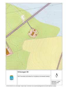 Situasjonsplan som viser bygningens plassering i forhold til veier (Kirkevegen) og terrenget.