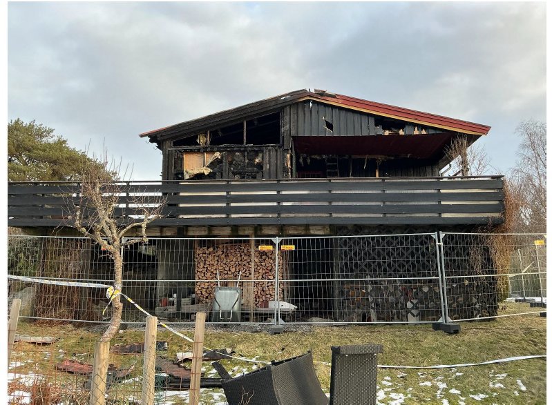 Fotografi av en bygning som har vært utsatt for brannskader.