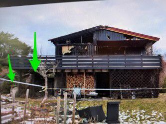 Fotografi av en eksisterende bygning med en utvendig terrasse og et ildsted under.