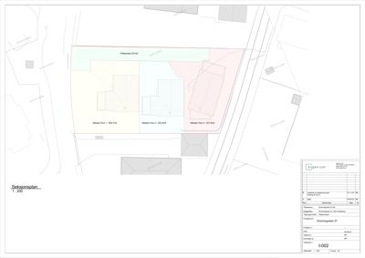 Seksjonsplan som viser tomtens grenser, naboeiendommer og plassering av seksjoner (hus) på tomten.