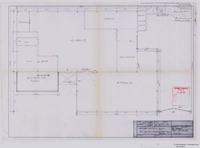 Etasjeplan (1. etasje) som viser romfordeling, dører, vinduer og mål for en bygning.