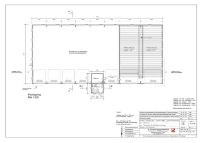 Plantegning av etasjen med romfordeling, mål og notasjoner om takhøyder og vinduer.