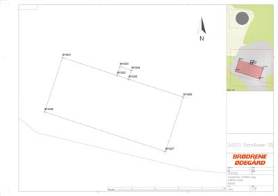 Situasjonsplan som viser tomtens form, grenser (BYG01-BYG08), nabolag og en situasjonskart-innsats i øvre høyre hjørne.
