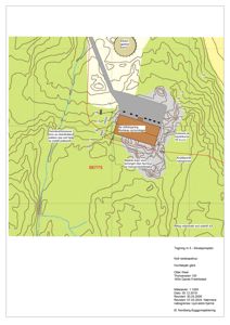Situasjonsplan som viser tomtens topografi, eksisterende og planlagt bebyggelse (driftsbygning, redskap/kontor), samt høydekurver og naborelativ informasjon.