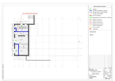 En brann-teknisk etasjeplan (kjeller) med romfordeling, utstyr og symboler for brannsikkerhet.
